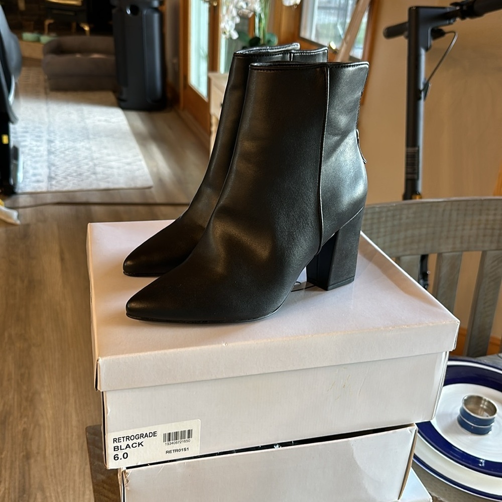 Steve Madden Retrograde size 6.0 synthetic black leather booties EUC